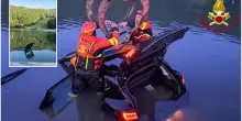 Ha un colpo di sonno e finisce con l’auto nel lago. Video