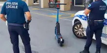 Spintoni ai vigili e fuga nelle vie del centro: scatta la denuncia