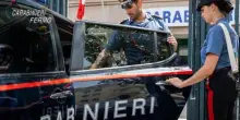 Armato di ascia fa irruzione a casa della cognata: aveva il divieto di avvicinamento