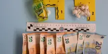 Nascondeva la cocaina nelle mutande: pusher denunciato