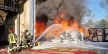 Incendio all’inceneritore. Deposito di rifiuti a fuoco. Colonna di fumo e paura