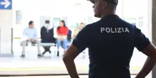 Botte e sputi agli agenti sul treno: arrestato