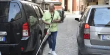 Strade a ostacoli per i non vedenti: "Traffico e parcheggi selvaggi, muoversi è sempre più complicato"
