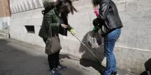 Volontari contro il degrado: "Così ripuliamo strade e muri. Ma serve l’impegno di tutti"