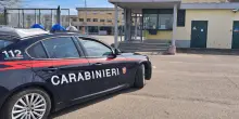 Picchiano e rapinano 19enne sul bus. Quattro giovani finiscono in manette. Incastrati da un selfie col ‘bottino’