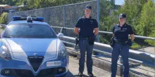 Minaccia di gettarsi dal cavalcavia: i poliziotti salvano una ragazza