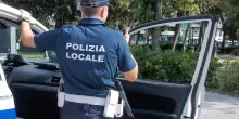 Rapinato sul lungomare. Via monopattino e collana