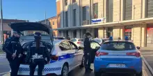 Violenza in zona stazione: prende a bottigliate una donna e poi ferisce un agente della polizia locale
