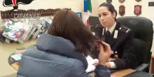 Picchia il marito davanti al figlio