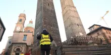 Garisenda, il restauro è un rebus. Previsti solo tralicci e iniezioni: "Ma resta il pericolo di un crollo"