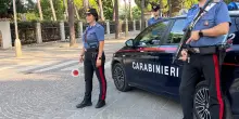 Ragazzo colpito al volto con dei cocci di vetro per difendere una ragazza importunata: 3 denunce