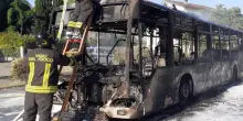 Autobus di studenti prende fuoco: paura a bordo, l’autista salva tutti