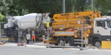Cantieri sotto al sole: operai del tram al lavoro anche nelle ore di divieto