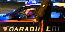 Nastro adesivo sulle targhe e armi nell’auto: denunciato