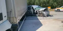 Incidente oggi tra auto e Tir: famiglia estratta dalle lamiere e portata in ospedale