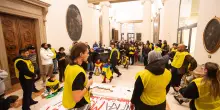 Scontro per gli sfratti, bufera politica a Bologna. Il centrodestra difende il blitz, la Regione no: “Confine superato”