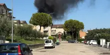 Violento incendio provoca una colonna di fumo nero in cielo: ragazzo intossicato