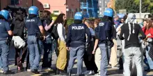 Stazione, momenti di tensione. In trecento per fermare i treni: "Ora vogliamo bloccare tutto"