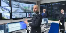 La centrale che guarda la città. Sono 345 le telecamere collegate. Controllati in un anno 35mila veicoli