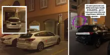 Cestisti biancorossi e le auto in sosta negli stalli dei disabili