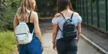 “Dai vieni a fare sesso con me”. E poi i clienti venivano derubati