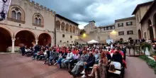 Una folla s’inchina alla passione per la Virtus. La corte malatestiana omaggia il volley fanese