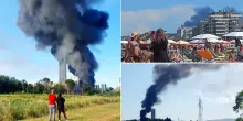 Incendio oggi, colonna di fumo nero visibile dalla spiaggia di Rimini e Riccione