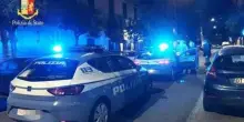 Interviene per sedare la rissa, ma il branco maranza aggredisce il poliziotto: ferito