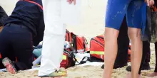 Riccione, tragedia in spiaggia: muore a 51 anni sotto gli occhi delle figlie