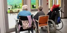 Anziani tra Rsa e case di riposo. Pochi posti e anche costosissimi: "Famiglie disperate per gli aumenti"