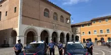 Aggredisce una donna in bici e la rapina della collana d’oro: arrestato