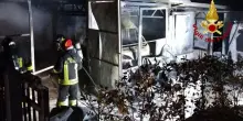 Le fiamme divorano un deposito agricolo
