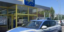 Ruba al market poi scappa. Alla fine viene arrestato