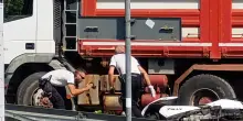 Scooter si schianta contro camion. Due feriti, arriva l’eliambulanza