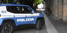 Vede gli agenti e nasconde la droga: denunciato