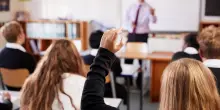 “Troppi contratti a termine”: docente di religione vince la causa contro il Ministero