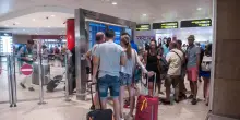 Aeroporto di Bologna, notte di disagi. E il ricercato è ancora in fuga