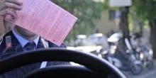 Finestrini abbassati? Multa da 42 euro, automobilista fanese resta di stucco