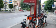 Bici lasciate ovunque: "Ostruiscono il passaggio e il degrado è in crescita"