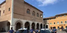 Ferita e rapinata in bici. Choc in via IV Novembre