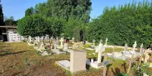 Vandali al cimitero, spariti vasi e una statua: "Un atto gravissimo"