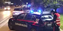 Lite finita a bottigliate. Caccia al giovane che ha ferito un tunisino