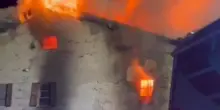 Le fiamme divorano un casolare
