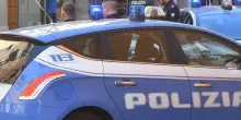 Colto sul fatto mentre ruba dentro un bar