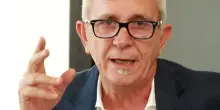 Aggressione omofoba, le reazioni. Trande attacca: "È violenza politica". Sindaci con la coccarda arcobaleno