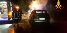 Schianto nel tratto maledetto, poi la moto prende fuoco: muore centauro di 34 anni