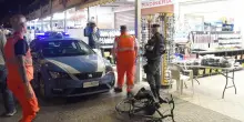 Notte di terrore a Marebello. Minaccia negoziante con l’accetta: rapinatore bloccato dalla polizia
