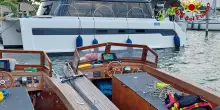 Cade dal catamarano e resta impigliata sott’acqua: tragedia a Venezia