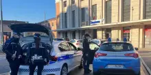 Prende a bottigliate una donna. Poi ferisce un agente: denunciato