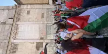 Flash mob in piazza per Gaza. Presidio Cgil sotto la Prefettura
